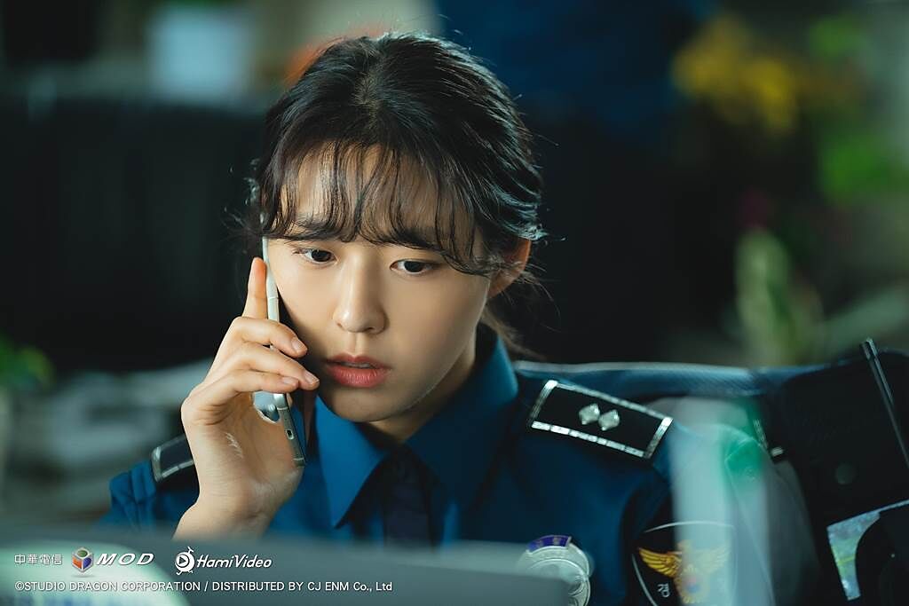 雪炫在《殺人犯的購物清單》中飾演守護社區的警察。（愛爾達電視提供）