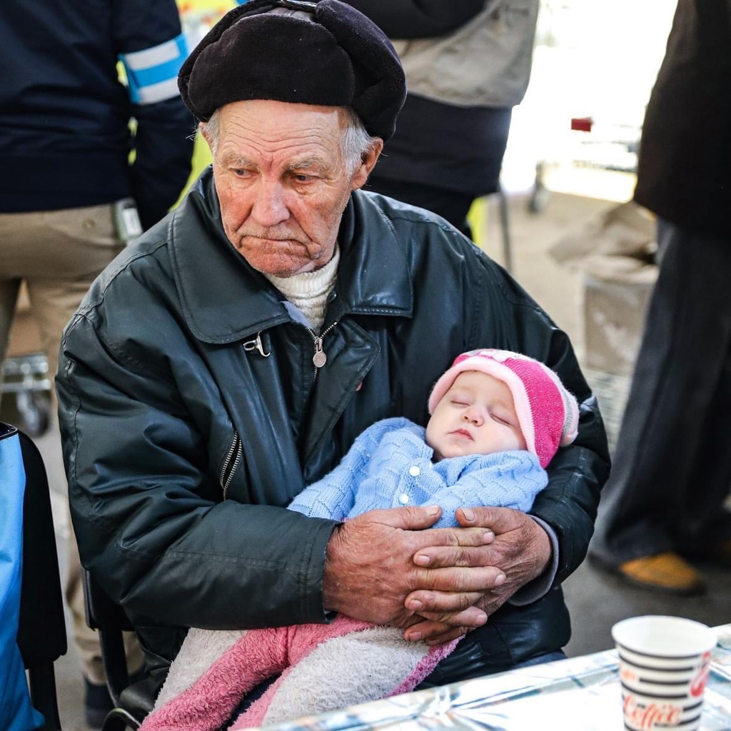 不少網友留言表示「多麽可愛的爺爺和寶貝」，並且為他們祈禱一切平安(圖/翻攝「UNICEF Ukraine」臉書)
