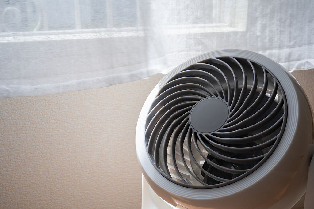 一名女網友買了循環扇，卻發現其搭配冷氣效果不如預期，讓她相當困惑。（示意圖／Shutterstock）