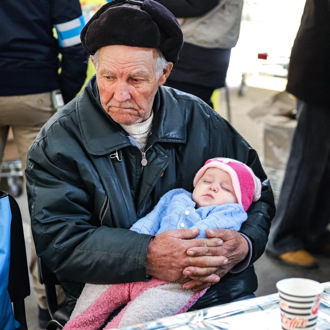 戰火下的溫情！84歲烏克蘭阿公「駕車千里」拼命救全家  哄睡孫女景象賺人熱淚