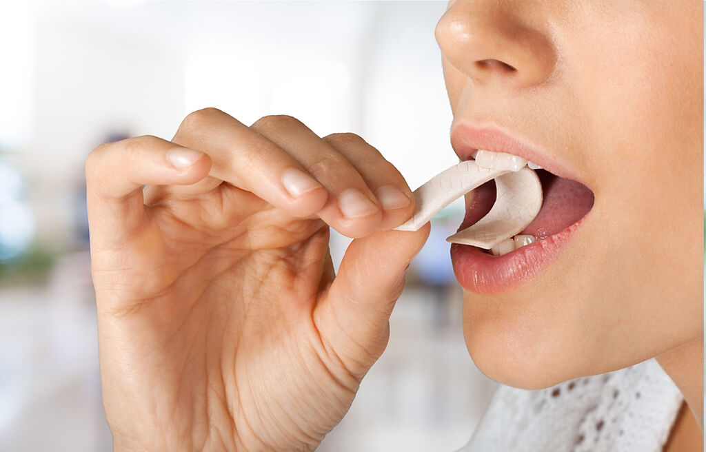 嚼口香糖會活化腦區 增強記憶力？研究結果出人意料。(示意圖/Shutterstock)