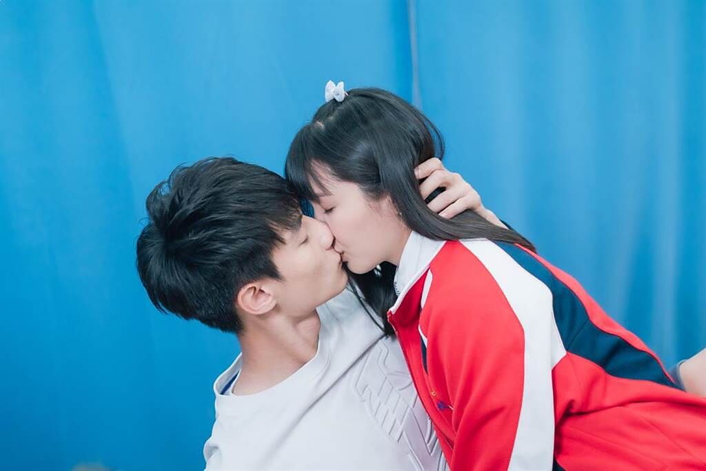 黃柏峰與馮容潔為《機智校園生活》獻螢幕初吻。（TVBS提供）