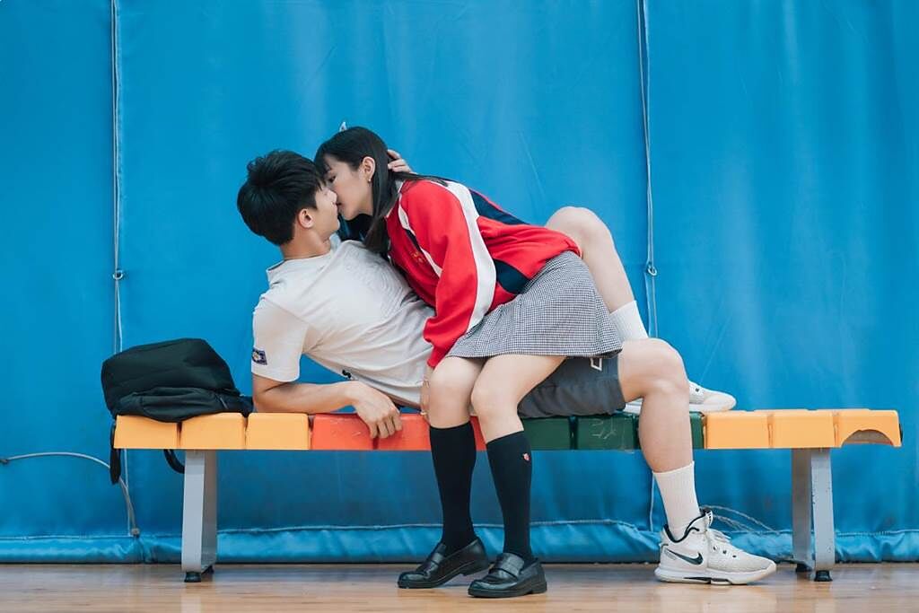 黃柏峰與馮容潔為《機智校園生活》獻螢幕初吻。（TVBS提供）
