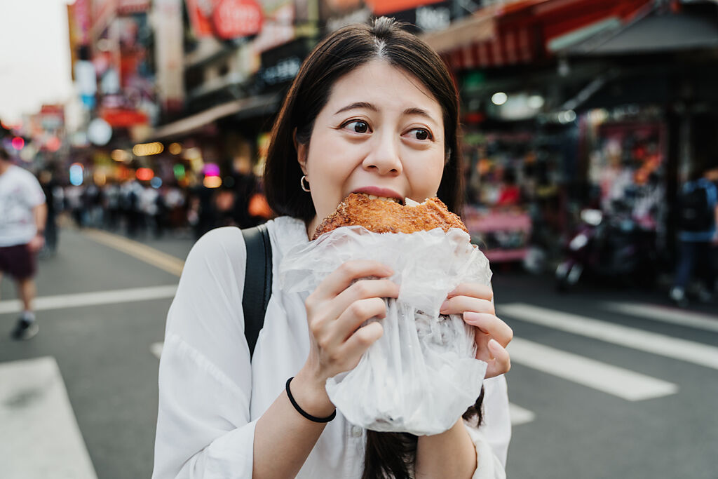 日本好市多近日開賣台灣味雞排，不過台人一讀發音超尷尬，因為讀起來像是髒話。(示意圖/達志影像)