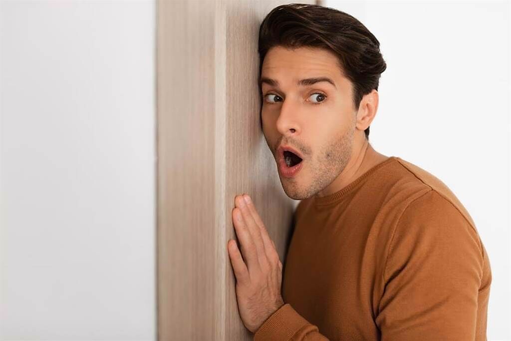 隔壁浴室頻傳啪啪聲，男友急衝浴室直做這1事，她開門見紅屁屁嚇傻，對方還用氣音回：「不！能！輸」。（示意圖/Shutterstock提供）