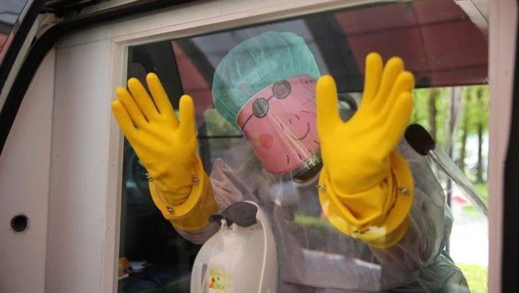 花蓮慈院兒科團隊醫師戴上「佩佩豬爸爸」面具幫小孩篩檢。(圖/取自「花蓮慈濟醫院」粉專)