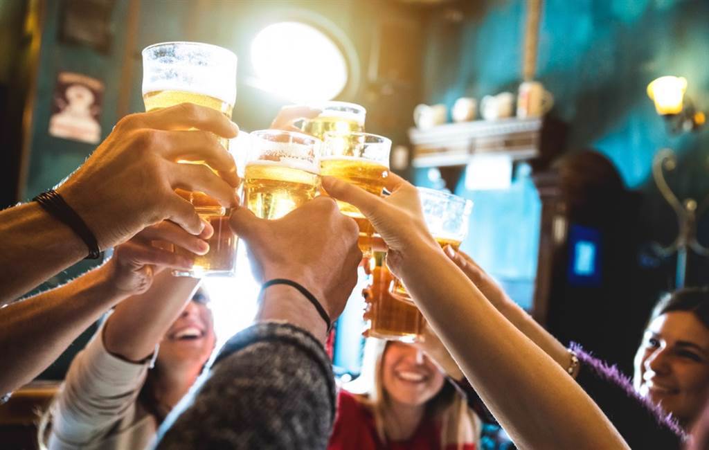 新郎前一天和朋友狂歡慶祝脫單，喝到不省人事。(示意圖/Shutterstock)
