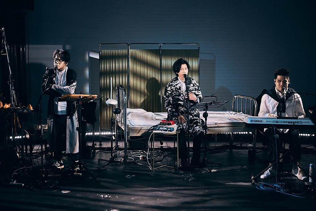 日京江羽人（左起）、莫子儀、黃裕翔，線上演出《夢遊的人》音樂劇場。（有享娛樂提供）