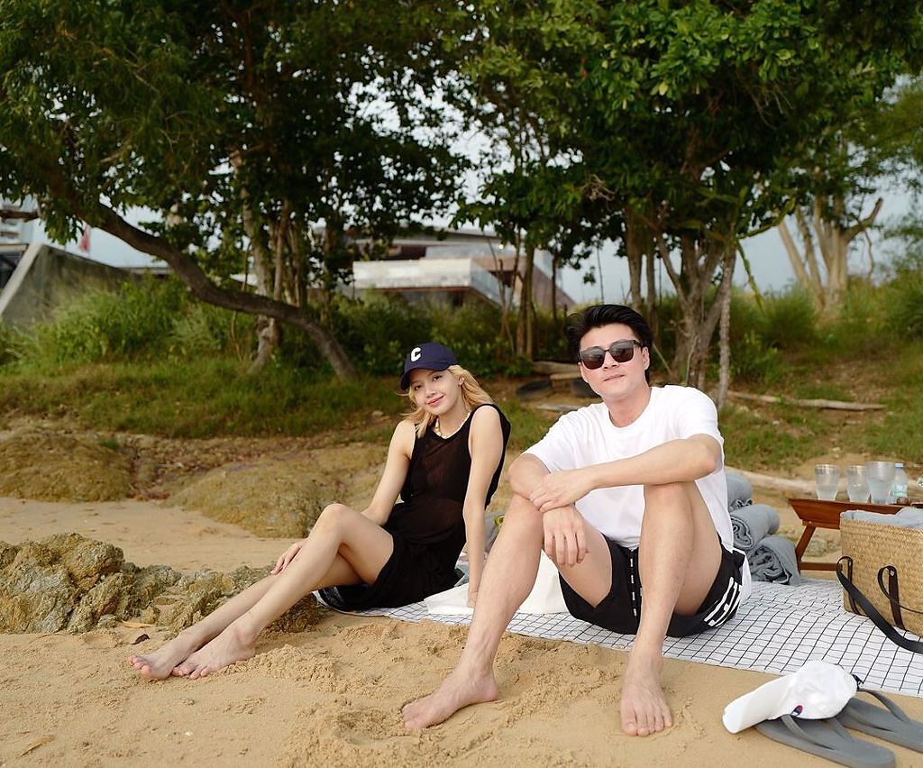 Lisa在泰國與友人在海邊放風。（圖／取自IG@boss_singsikornkun）