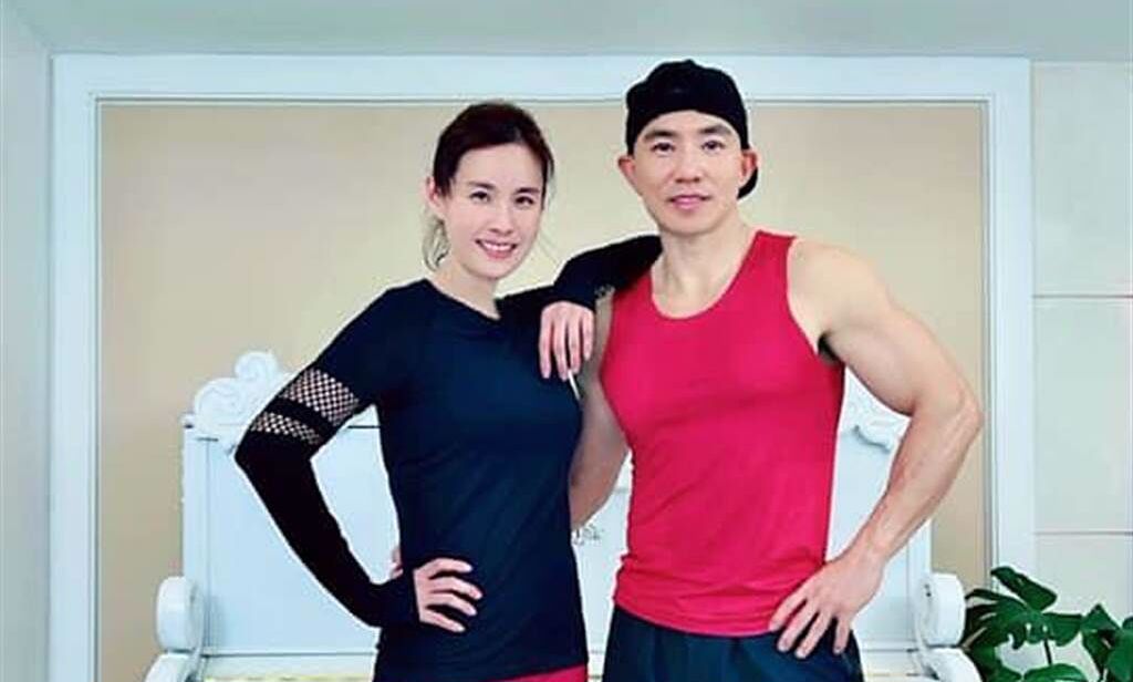 劉畊宏（右）和王婉霏夫婦因開直播教健身操，近日在大陸爆紅。（摘自微博）