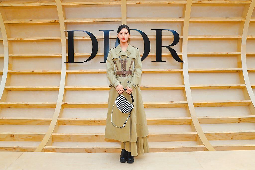 秀智則以大地色系的束腰風衣搭配Dior Vibe包款現身秀場。（Dior提供）