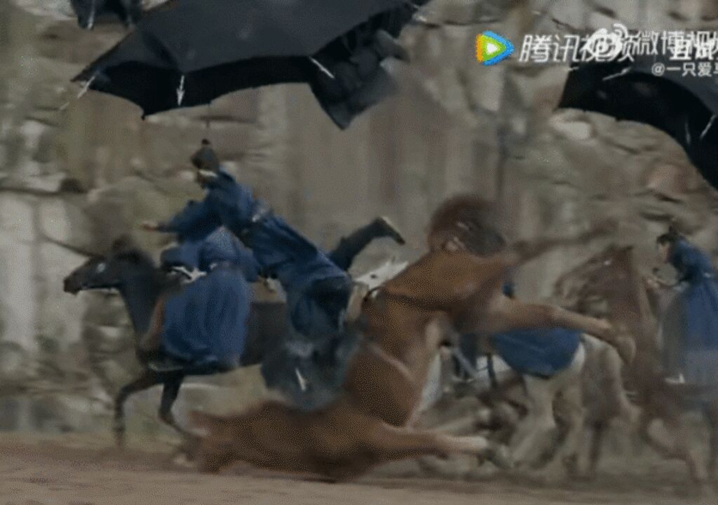 《且試天下》中的馬匹跌倒畫面被疑是使用真馬。（圖／微博）