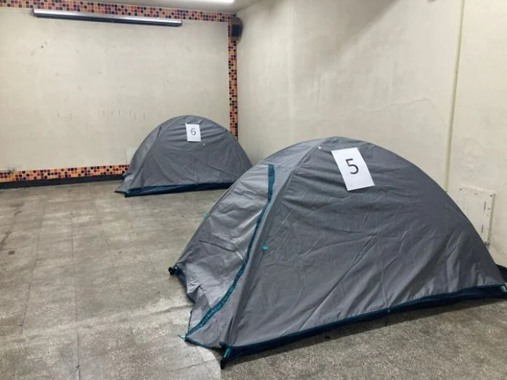 有台大學生分享校內隔離環境，在室內住獨立帳篷進行隔離。（圖／翻攝Dcard）