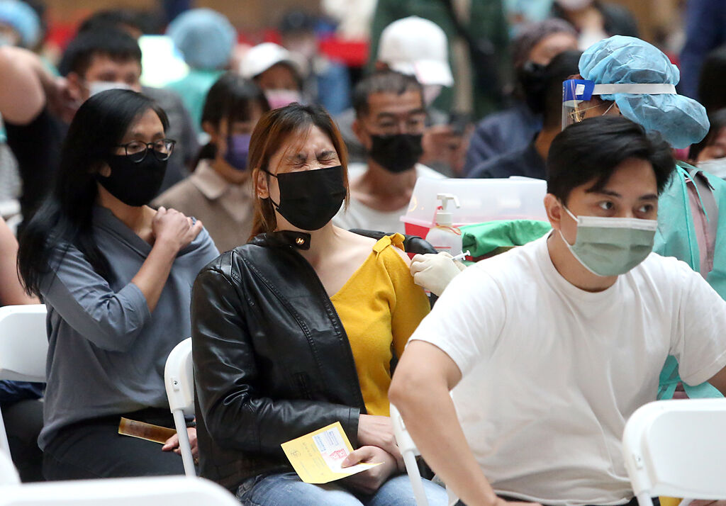國內新冠肺炎疫情持續攀升，台北車站疫苗接種站湧入大批民眾排隊接種疫苗。（趙雙傑攝）