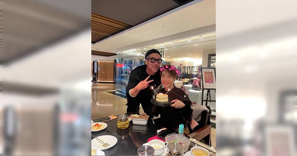 今年二月黃仲崑與Lulu吃蛋糕慶祝結婚紀念日。（圖／截自Lulu臉書）
