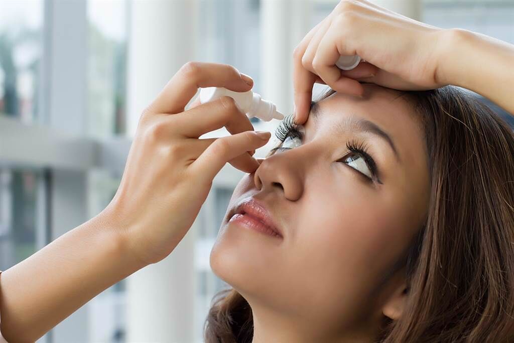 涼感眼藥水當保養品 醫曝：恐眼白變黃 還有這後遺症。(示意圖/Shutterstock)
