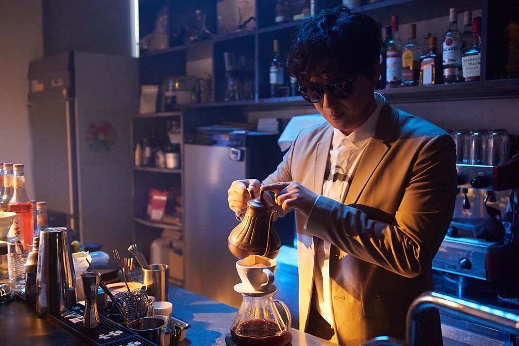 蕭煌奇在〈說故事的歌〉新歌MV中，擔任咖啡師手沖咖啡。（環球音樂提供）