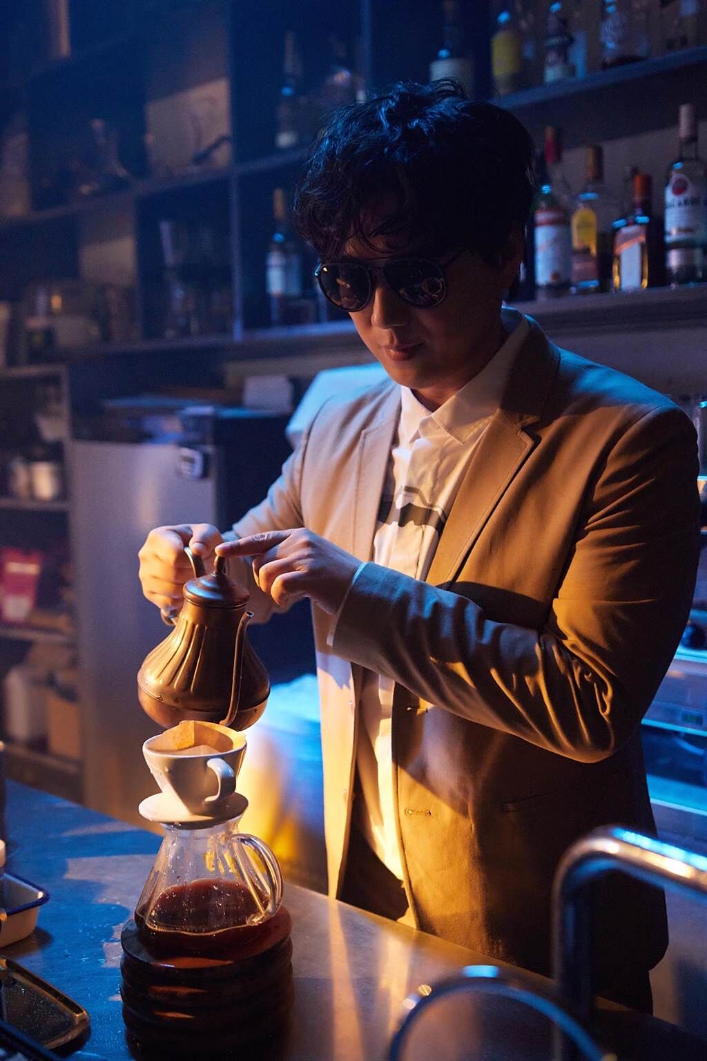 蕭煌奇在〈說故事的歌〉新歌MV中，擔任咖啡師手沖咖啡。（環球音樂提供）