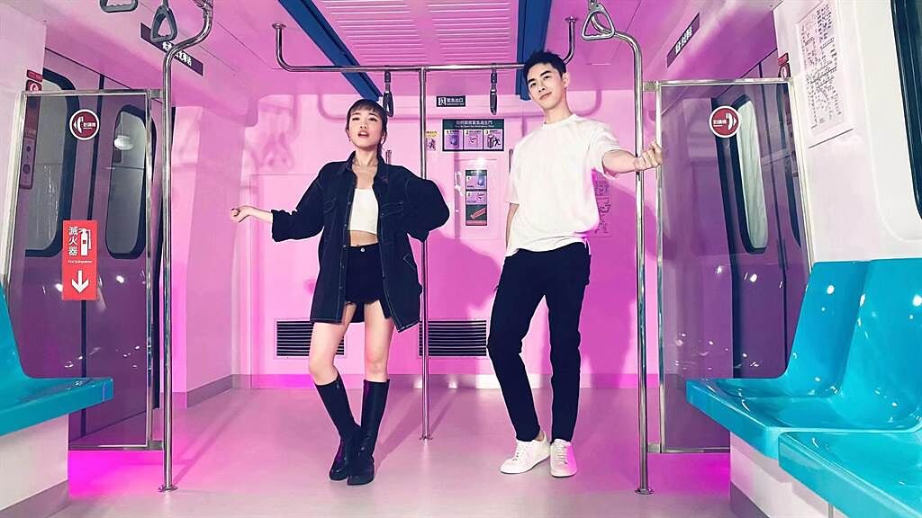 蕭子墨（右）跟Dena 張粹方在《愛Don’t lie》MV中秀舞技。（三和娛樂提供）