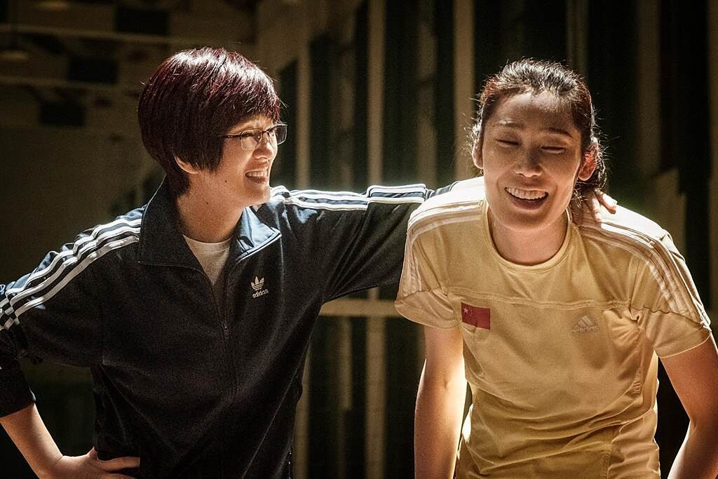 現役冠軍女子排球隊長朱婷（右）大讚，看到鞏俐感覺郎平就在眼前。（甲上提供）