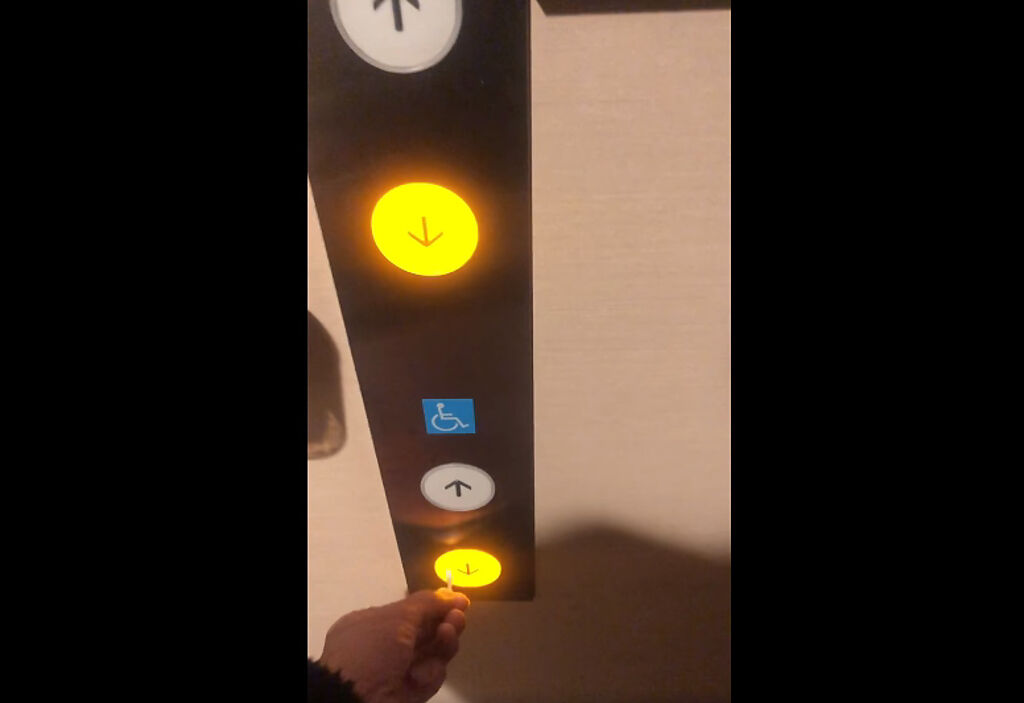 日籍攝影師分享日本人搭電梯時，用棉花幫按電梯按鈕。(圖/截自小林賢伍臉書)