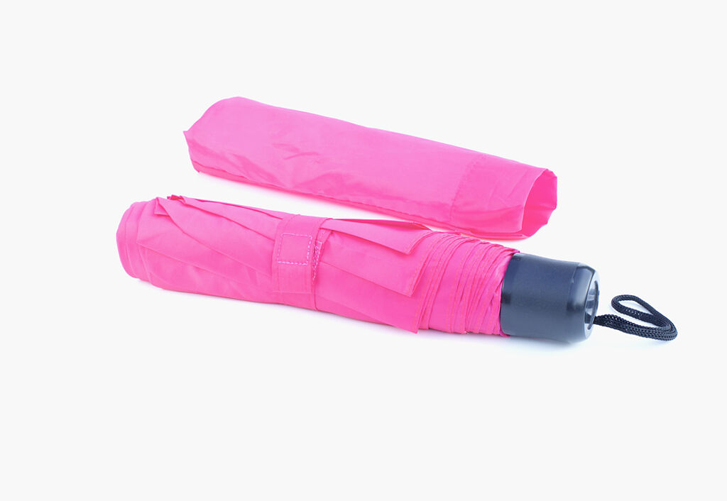一名男網友遇上未成年的賣家要賣一支用粉紅色袋裝的長條物體，他起初以為是雨傘，殊不知竟是賣家母親的按摩棒。（圖／Shutterstock）