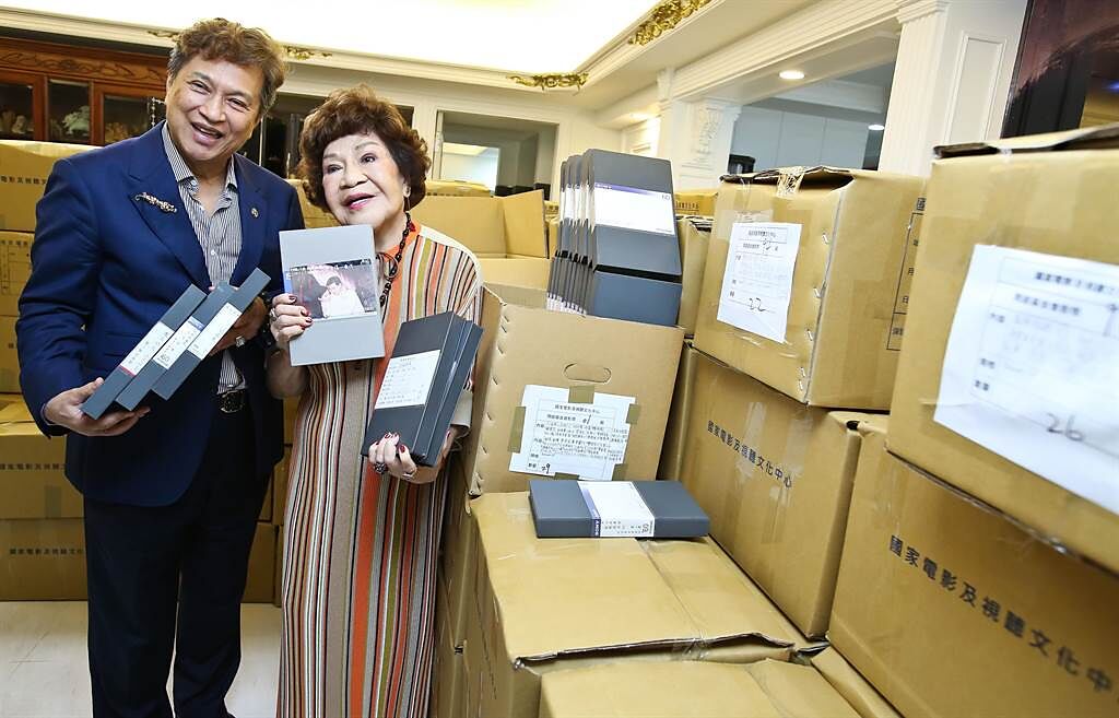 李朝永與周遊整理共118箱、3500部電影捐贈給國家影視廳中心保存修復。（陳俊吉）