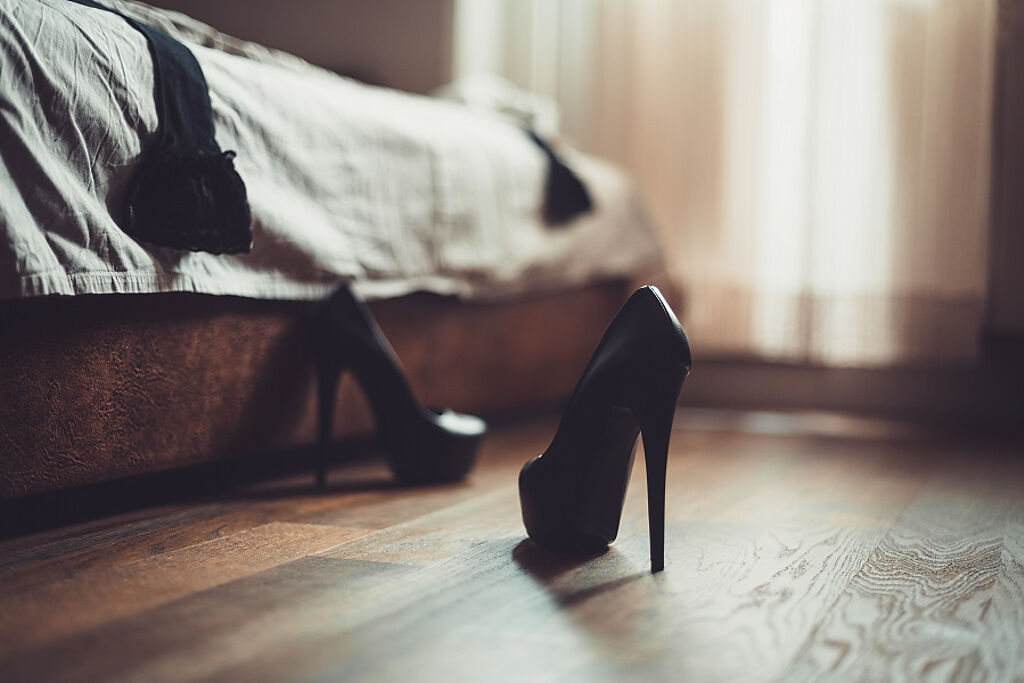 妻子受不了40年來，老公長期賭博，懷疑她與其他男子有染，將其內衣褲寫上「性感內衣褲是外面勾引男人時穿的」等字眼，要求離婚。（示意圖/Shutterstock提供）