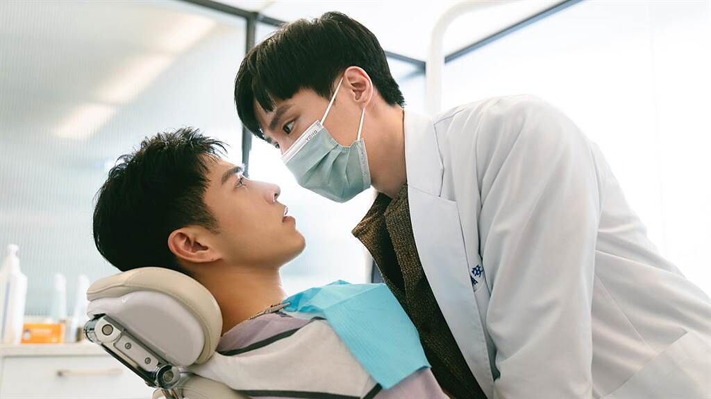 吳岳擎（左）劇中因懼怕看牙，讓牙醫師余晉頭痛不已。（結果娛樂提供）