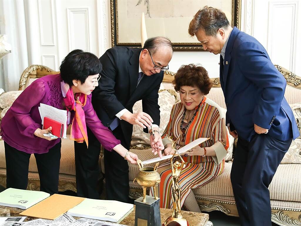 《國家電影及視聽文化中心》董事長藍祖蔚（左二起）、周遊、李朝永夫婦共同簽署捐贈儀式。（陳俊吉攝）
