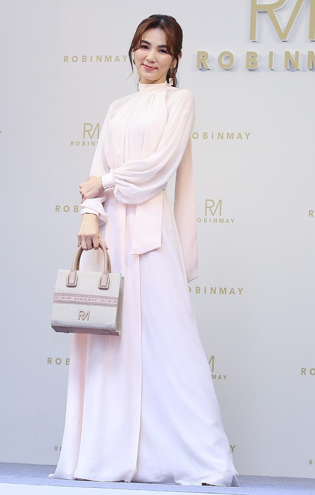 Ella出席代言品牌活動，身穿一襲純白洋裝，氣質典雅。（陳俊吉攝）