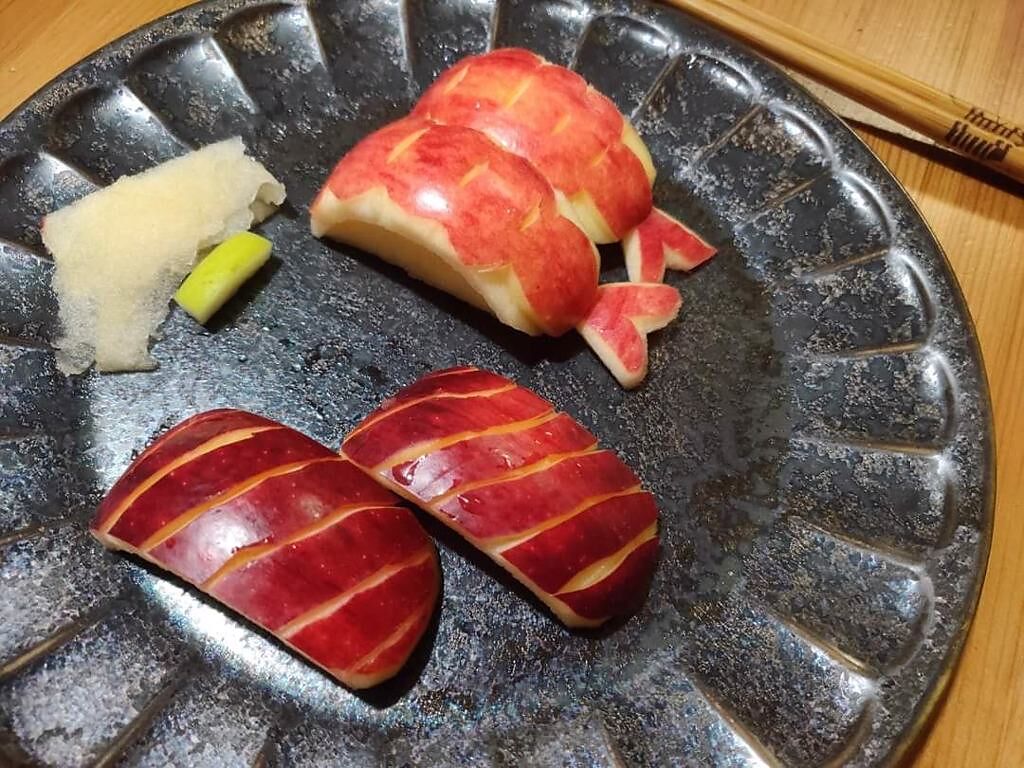 看了媽媽的「類生魚片」，其他網友支援「類握壽司」。（翻攝臉書《爆料公社》）