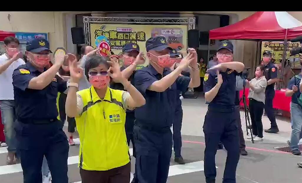 台中市政府警察局在台中第一警分局前舉辦「汽、機車路口減速宣導活動」。（陳淑芬攝）