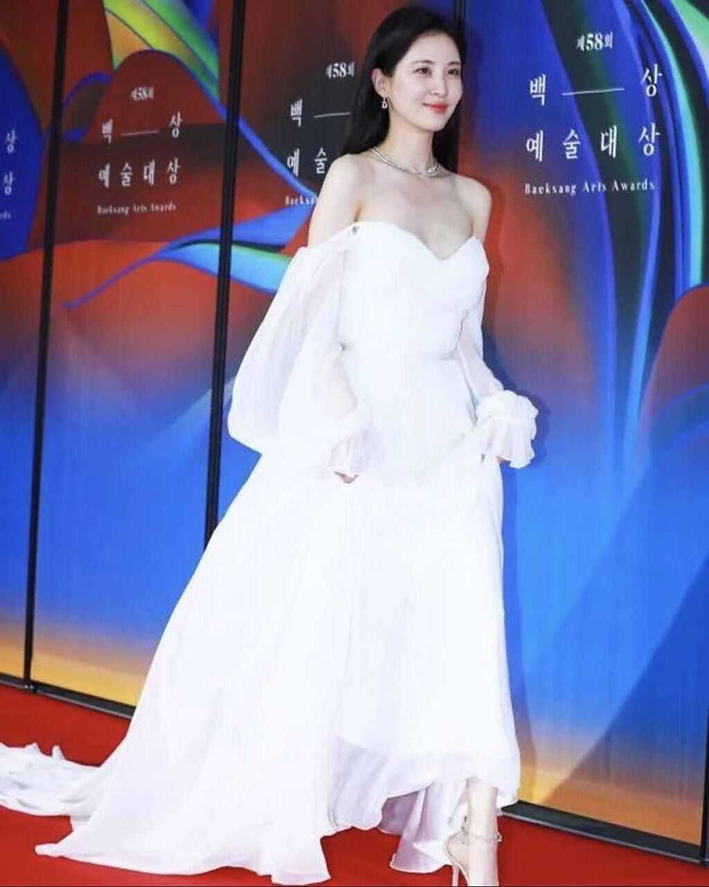 徐玄以Alon Livné White白色禮服出席第58屆百想藝術大賞。(摘自IG: joohyeoing_)