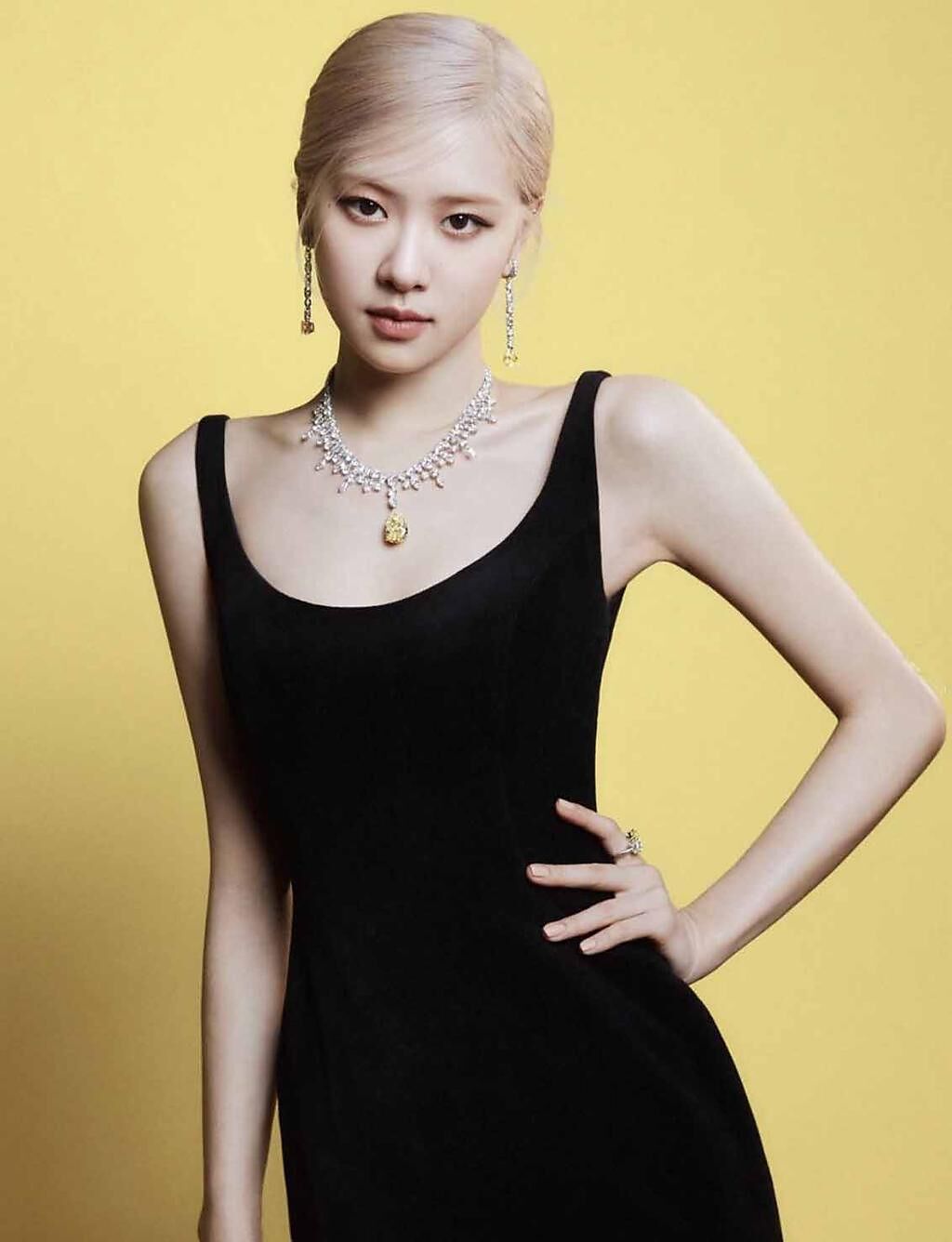 BLACKPINK Rosé以Pinkong的黑色緊身禮服為Tiffany & Co拍攝畫報。（摘自 Rosé IG）