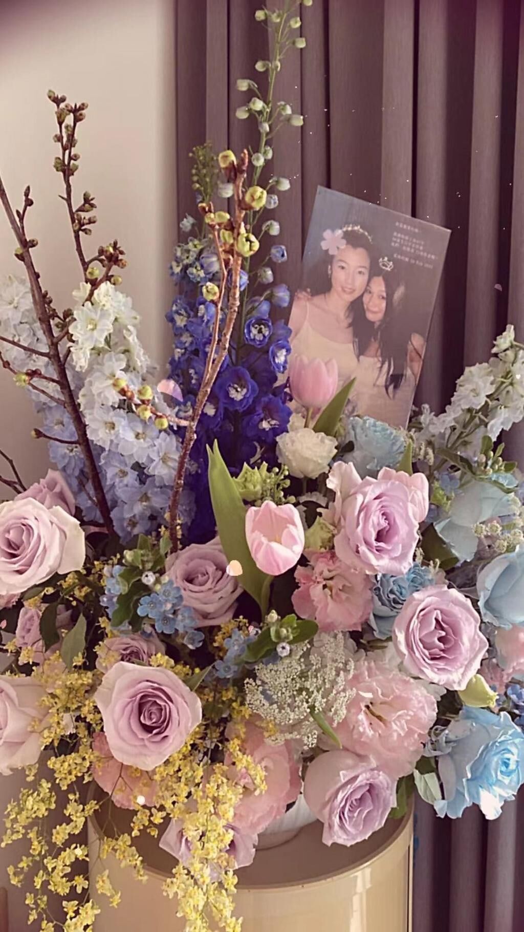 徐若瑄在姊姊今年生日，送上放了姊妹倆合照的花束。（威威巖娛樂提供）