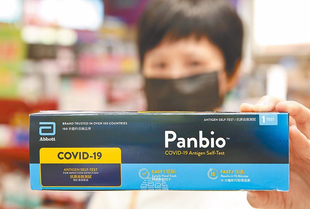 藥妝店屈臣氏今天宣布，亞培家用COVID-19抗原檢測套組快篩試劑補貨。（資料照 陳俊吉攝）
