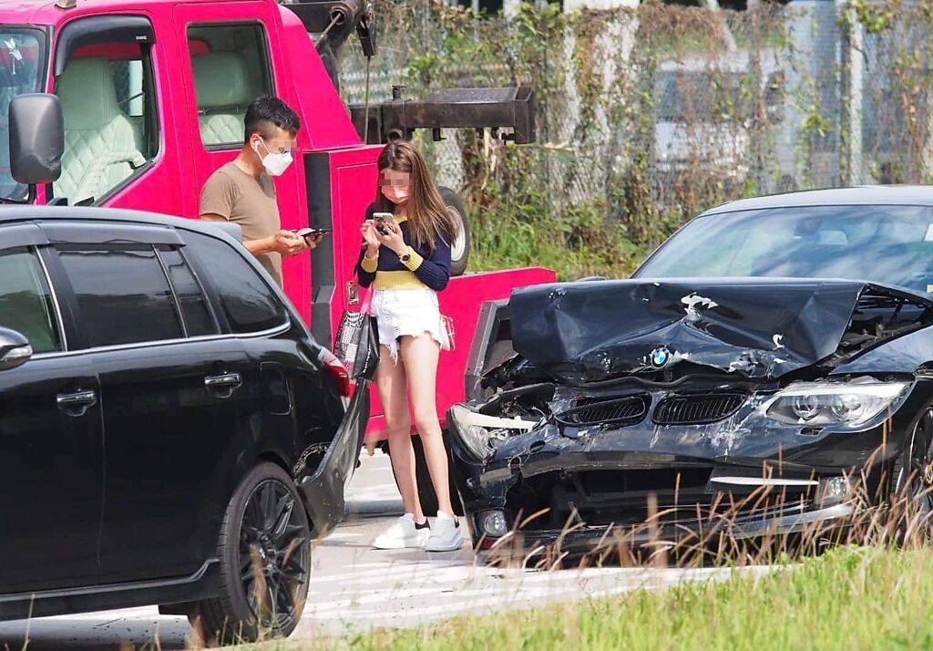 香港日前發生一場車禍，正妹駕駛BMW追撞前車導致車頭全毀，但網友卻把焦點放在正妹身上。（翻攝自臉書爆廢公社）