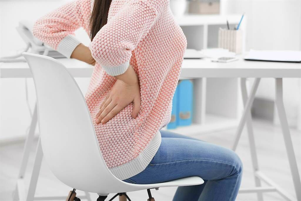 背痛8情況不要拖 4招有助改善。(示意圖/Shutterstock)