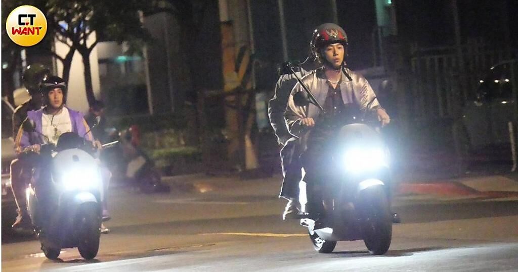五月六日深夜十一點半，蔡凡熙（右前）與婁峻碩（左後）騎乘機車，在台北市內湖區的街道上進行《百萬人推理》的拍攝工作。（圖／本刊攝影組）