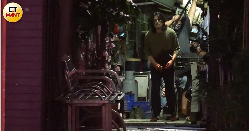 四月十三日深夜十一點半左右，該劇也曾在西門町拍攝，演員歐陽倫滿手鮮血、步履蹣跚從暗巷中走出來。（圖／本刊攝影組）