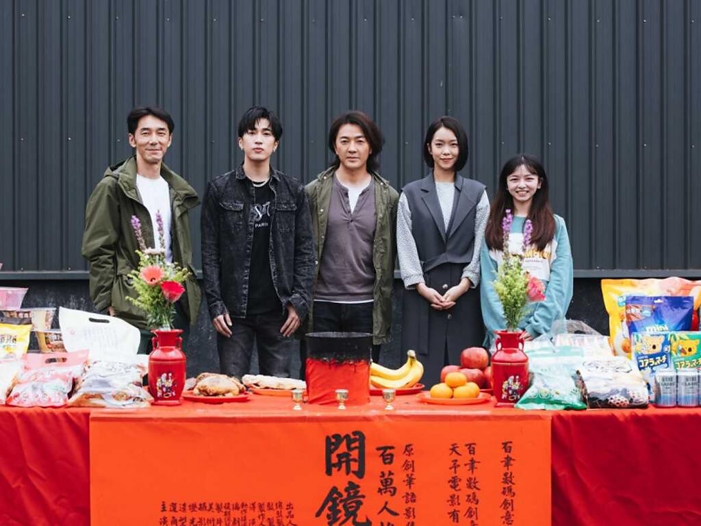 李李仁（左起）、婁峻碩、鄭伊健、李霈瑜、陳姸霏攜手演出新戲《百萬人推理》。（圖／百聿數碼提供）