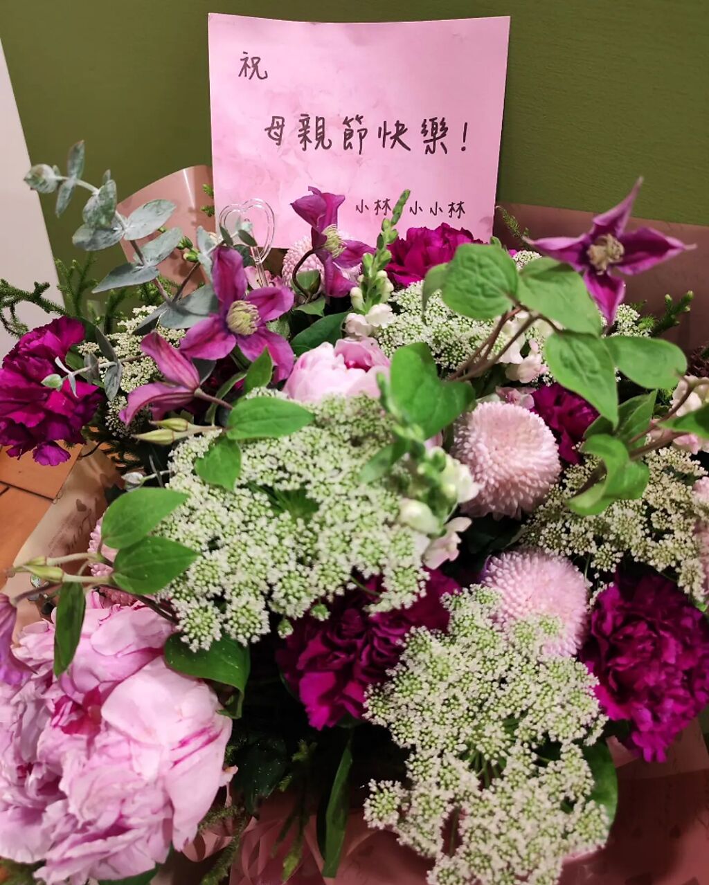 老公林于超人不在台灣，仍獻上超大花束給愛妻林依晨和小小林。(圖/林依晨 IG)