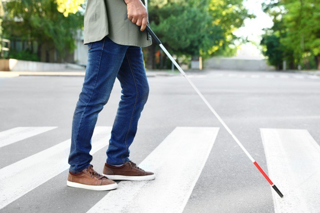 視障者過馬路時如有路人幫忙攙扶會安全許多。(示意圖/Shutterstock)

