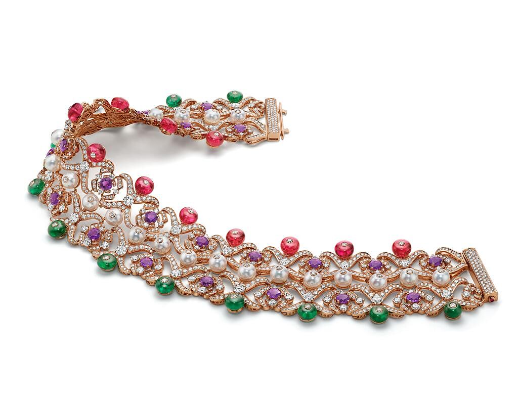寶格麗Barocko 系列頂級彩寶與鑽石手環，2445萬5000元。（BVLGARI提供）