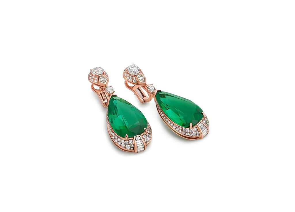 寶格麗Magnifica系列頂級綠碧璽與鑽石耳環，1090萬6000元。（BVLGARI提供）