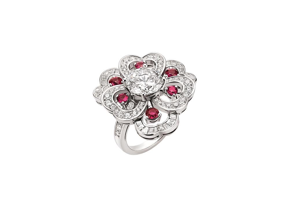 寶格麗花朵風紅寶石與鑽石戒指，1123萬6000元。（BVLGARI提供）