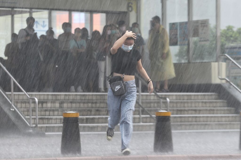 周五到下周一梅雨滯留鋒在台灣徘徊，注意中、小尺到對流帶來的劇烈天氣及累積的致災性降雨。（資料照）