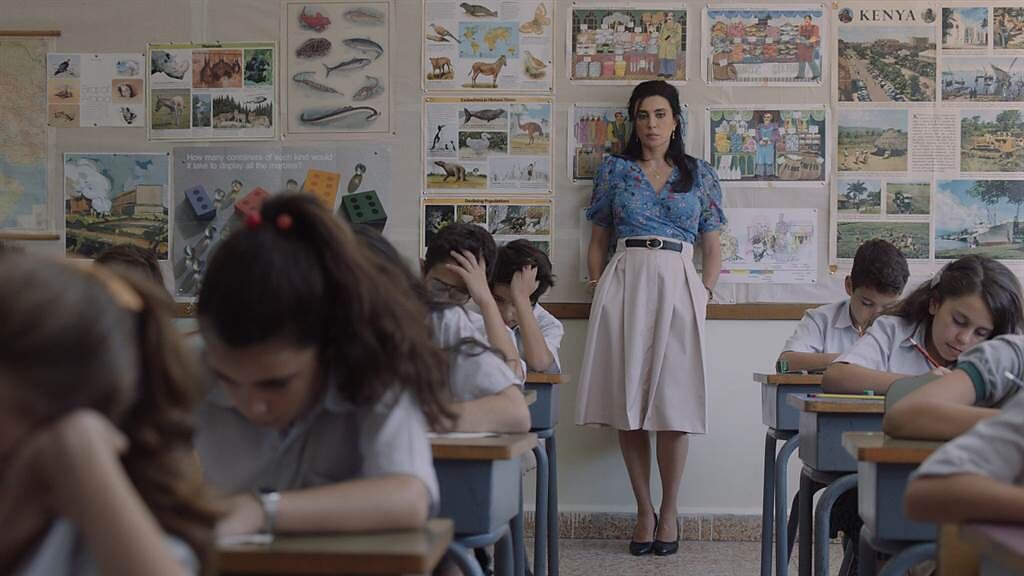 《我想有個家》女導演娜迪拉巴琪在《黎巴嫩的天空》飾演老師。（台北双喜電影提供）