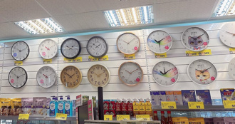 你知道為什麼「賣場時鐘都是 10 點 10 分」嗎？內行人曝正解